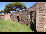 07181 ostia - regio i - insula xii - edificio (i,xii,9) - raum re vom korridor - suedseite - 06-2024.jpg